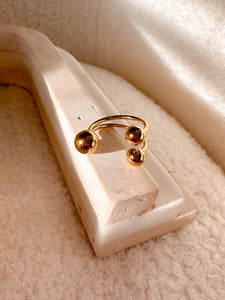 Ava hold Ring